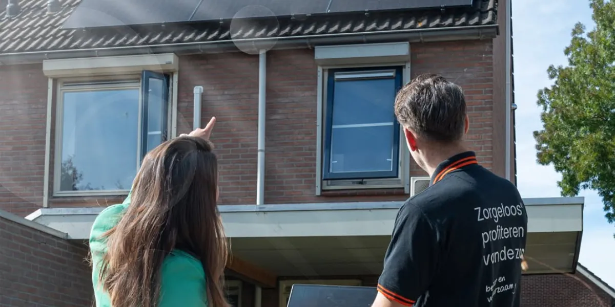 Adviseur van Dijkman Zonne-energie bekijkt samen met de klant de zonnepanelen op het dak