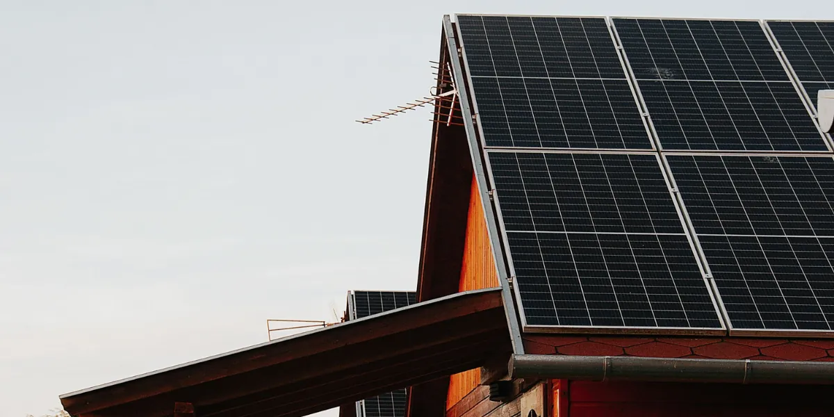 Woning met zonnepanelen op het dak die overdag de thuisbatterij bijladen