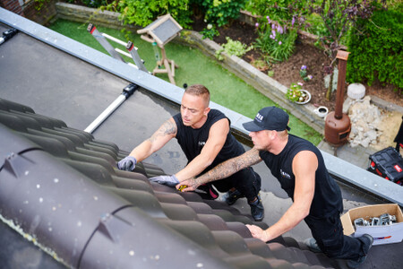 Joost installeert de panelen bij fam Dijcks