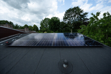 Zonnepanelen op een plat dak